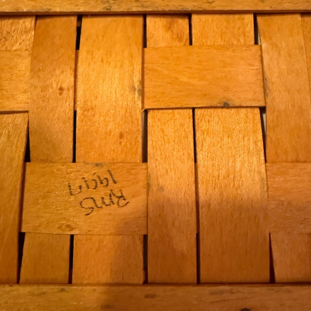 Longaberger Wooden Tissue Holder with Plaid Liner - Picture 3 of 5